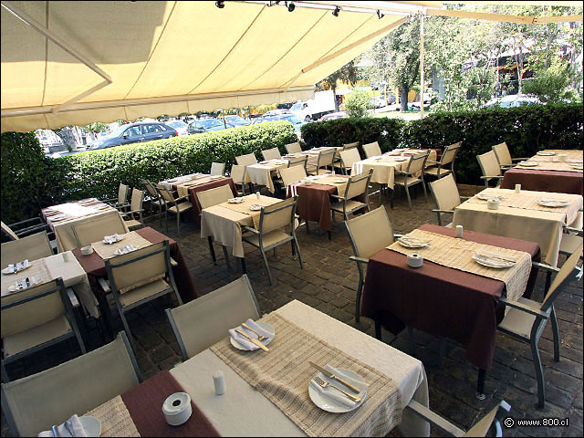 Mesas en la terraza - Casa Santa Brasa Vitacura