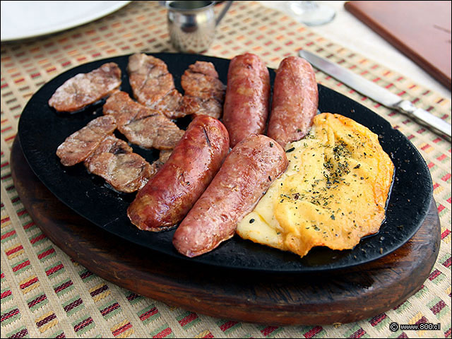 Tabla del Parrillero, con provoleta, chorizo y mollejas - Casa Santa Brasa Vitacura