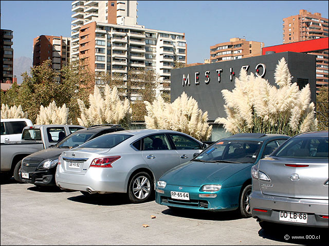 Estacionamientos y fachada oriente del restaurante Mestizo - Mestizo Restaurant