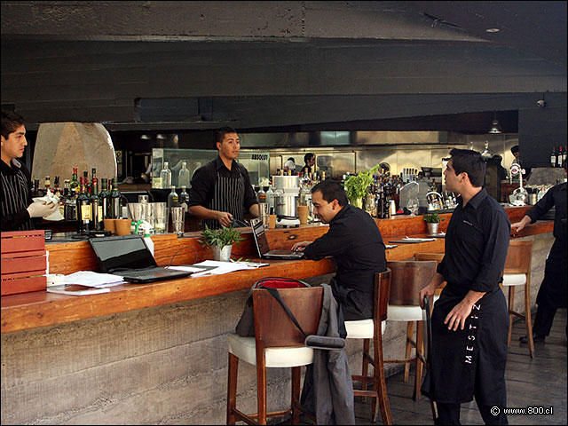 Barra y rea de descanso de los garzones - Mestizo Restaurant