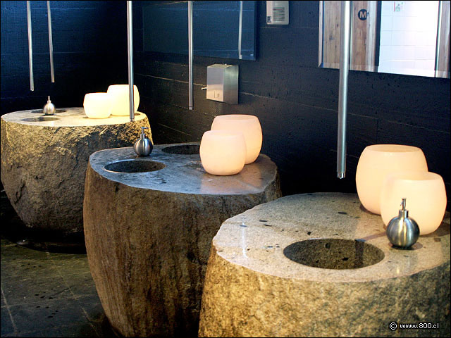 Detalle de los espectaculares lavamanos de granito - Mestizo Restaurant