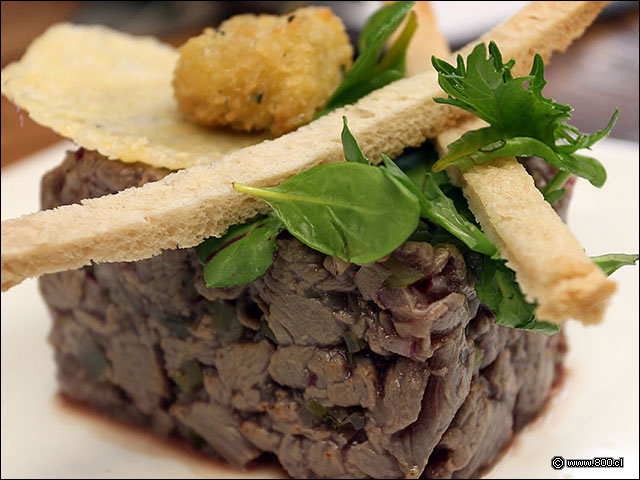 Dados de filete sellado con llama de huevo al panko en este Trtaro rostizado - Quitral (Paseo Lastarria)