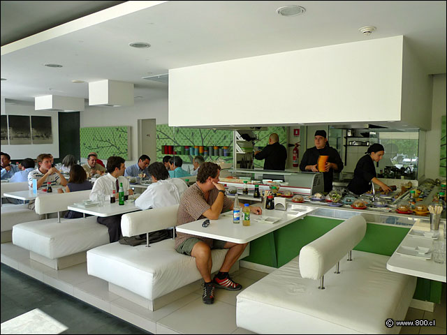 Mesas y sushi bar al fondo - Mi-O (Vitacura)