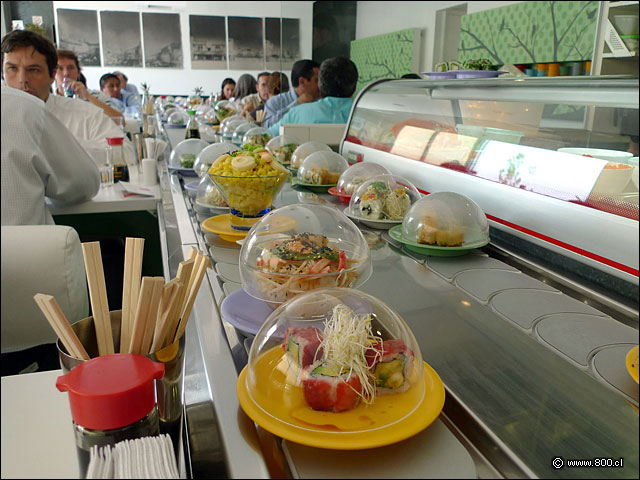 Vista del sistema kaiten, banda continua de comida - Mi-O (Vitacura)