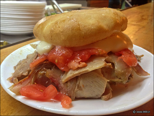 Lomito Tomate Mayo Normal (la verdad, es gigante y bueno) - Fuente Mardoqueo (Barrio Yungay)