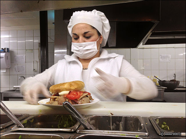 Cocina a la vista y montaje de los sandwich en vivo, en directo y en segundos 