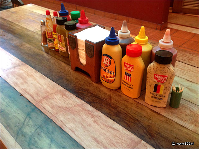 Detalle de los condimentos en uno de los mesones comunitarios Sandwichería Fuente Mardoqueo (Barrio Yungay) Fotos del Lugar