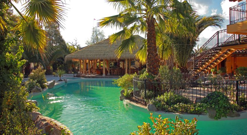 Jardnes y piscina - Hotel Santa Cruz (Colchagua)