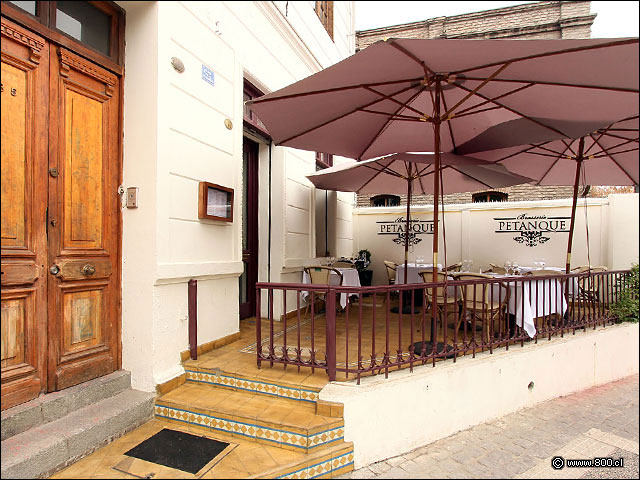 Acceso al restaurante y terraza que da a la calle - Brasserie Petanque (Bellavista)