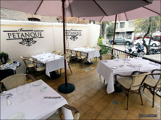 Impecables mesas en la terraza - Brasserie Petanque (Bellavista)