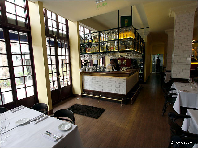 Vista en contexto del bar y la caja - Brasserie Petanque (Bellavista)