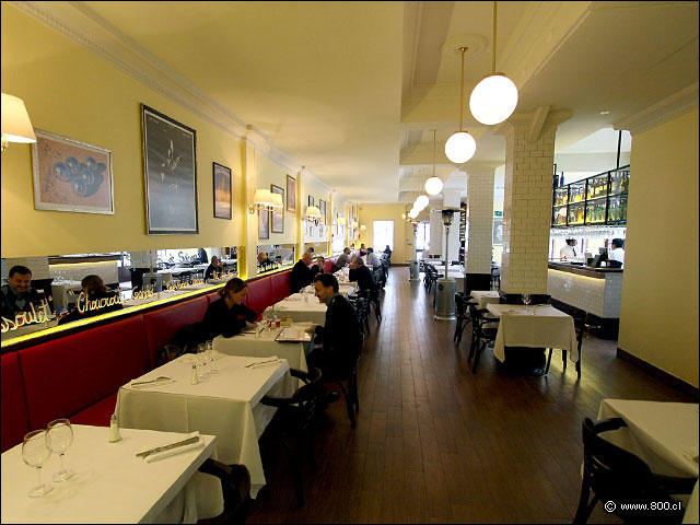Notable vista de la profundidad y orden del sal�n comedor - Brasserie Petanque (Bellavista)