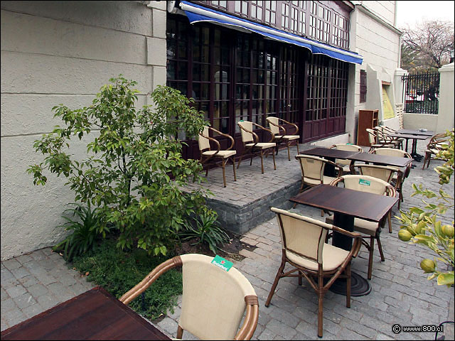 Agradable terraza sobre adoquines en patio interior - Brasserie Petanque (Bellavista)