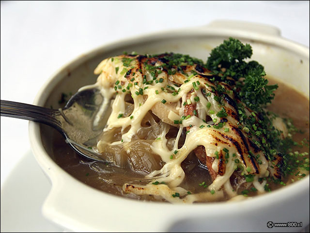Sopa de Cebolla, caldo de carne con cebolla gratinada con queso - Brasserie Petanque (Bellavista)
