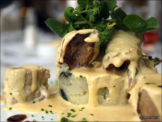 Conejo con salsa de mostaza y pur� de aceitunas - Brasserie Petanque (Bellavista)