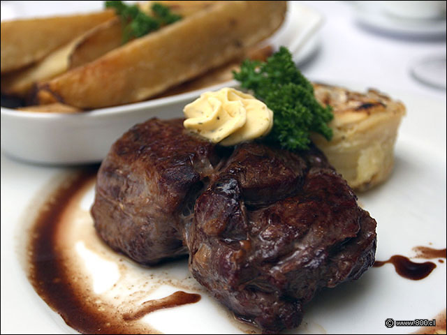 Lomo liso a la plancha con mantequilla de especias y grat�n de papas - Brasserie Petanque (Bellavista)