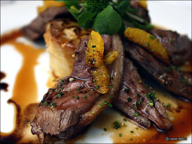 Pechuga de pato cocinada con piel y naranjas - Brasserie Petanque (Bellavista)