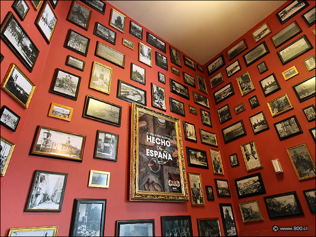 Detalle de las cientos de fotos enmarcada decorando los muros
