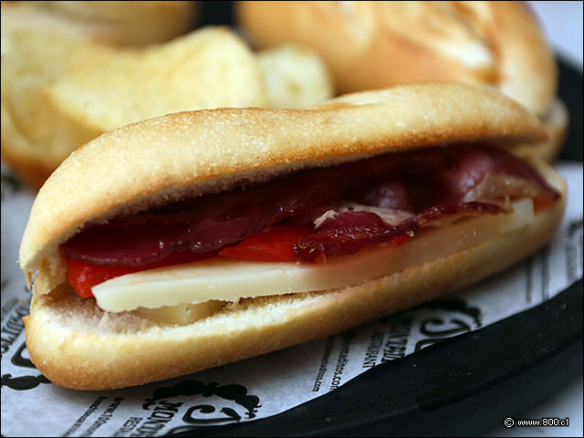 Montadito de queso, piquillo y cebolla