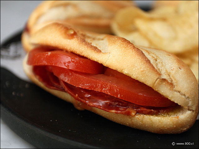 Montadito de chorizo y tomate