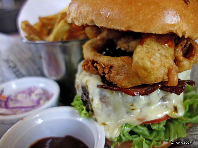 Carne Hereford, queso pepper jack fundido, tocino crocante, aros de cebolla y salsa bbq en esta hamburguesa  - Uncle Fletch - Bellavista