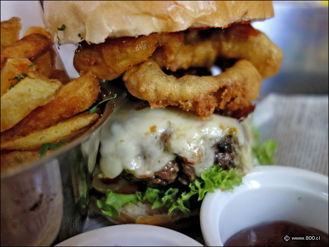 Queso pepper jack, lechuga, aros de cebolla y salsa bbq en la hamburguesa The Big Texas - Uncle Fletch - Bellavista