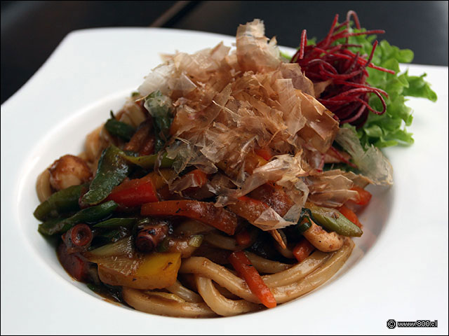 Fideos Udon salteados con vegetale sy escamas de bonito - Ichiban