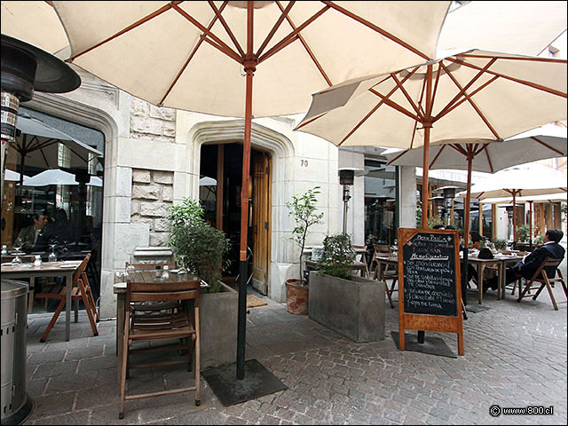 Entrada al restaurante por el paseo Lastarria - Casa Lastarria