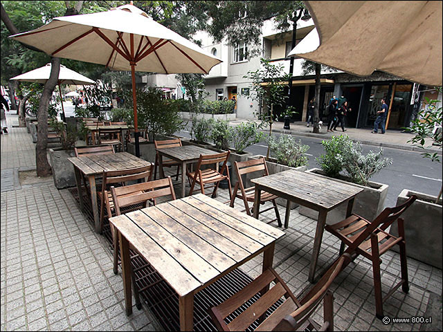 Mesas en la vereda de Jos Victorino Lastarria - Casa Lastarria