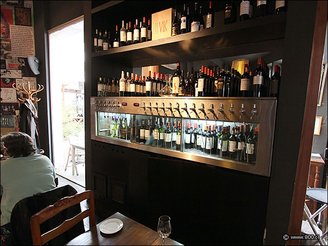 Detalle del nutrido wine dispenser - Casa Lastarria