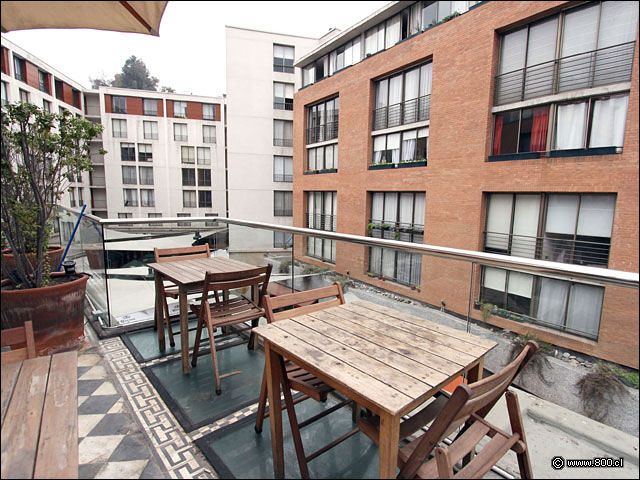 Detalle de algunas mesas con vista al paseo y los departamentos - Casa Lastarria