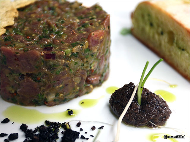 Trtaro de Res con pepinillos y mostaza acompaado de tapenade de aceituna - Casa Lastarria