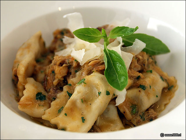 Agnolotti chutney de manzana, pasa, nueces, gorgonzola y rag de conejo