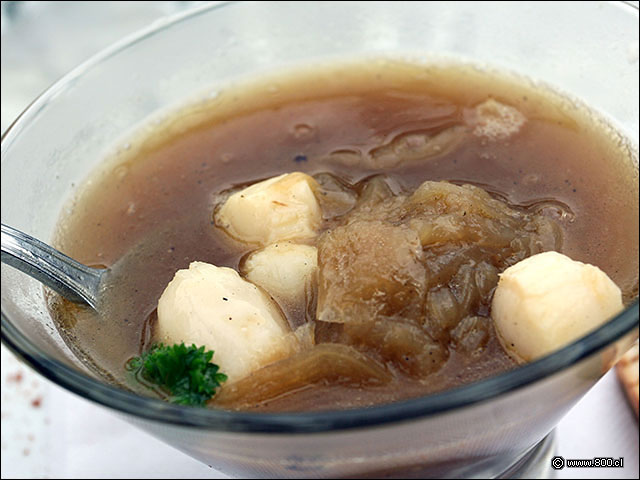 Ostiones y cebolla gratinada en la Sopa de Cebolla Forestal - Castillo Forestal