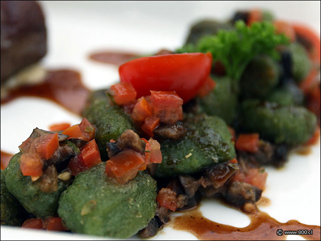 oquis fritos con Trtaro de Tomates y Aceitunas acompaando a Costillas de Cordero - Castillo Forestal