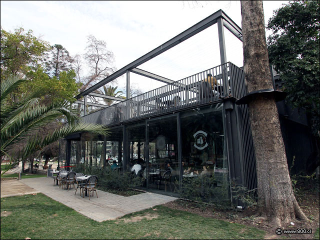 Acceso al restaurante y parte de la nueva estructura que se fusiona con el castillo - Castillo Forestal