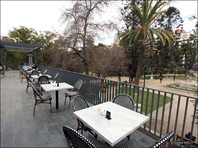 Detalle de las mesas de la terraza con vista sur