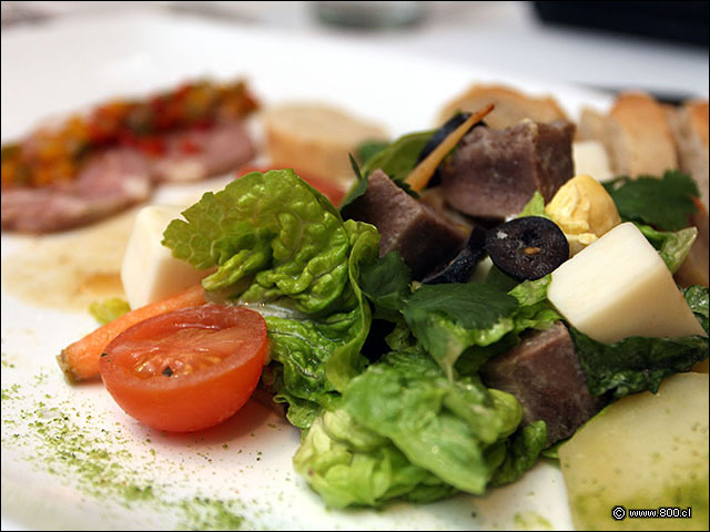 Dados d Lengua, queso de cabra, lechuga, tomate y aceituna - Bristol - Hotel Plaza San Francisco