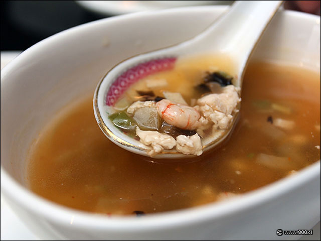 Camarones, pollo, tofu y algas en Sopa Szechan - Palacio Danubio Azul (PDA)