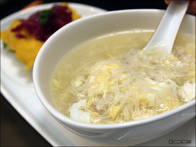 Sopa PDA, de pollo con huevo y fideos de arroz - Palacio Danubio Azul (PDA)