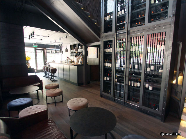 Lounge de espera en el acceso y vista de la cava - Cocoa 2023 - La Dehesa