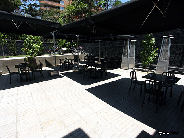Terraza a nivel suelo en el patio que da a la calle - Cocoa 2023 - La Dehesa