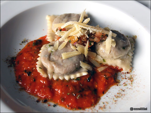 Raviolones de corderosobre tomatada