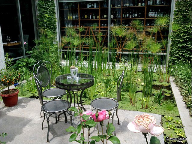 Mesa pequea tipo terraza en el jardn