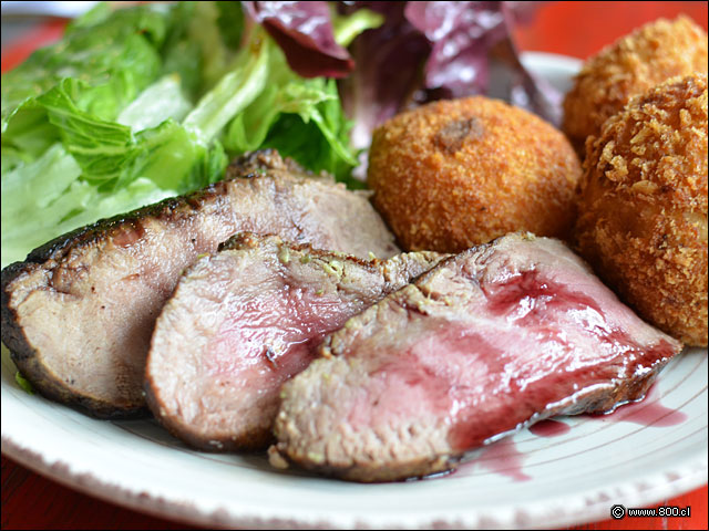 Roast Beef con Queneles de papa - Amanita