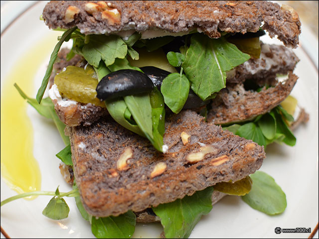 Rucula pepino Aceituna en Pan de Nuez - Domstico