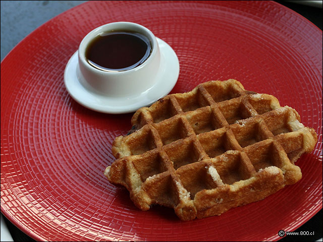 Caf americano con waffle