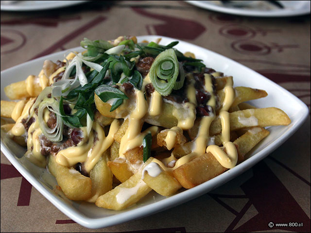 Papas fritas con Chili, sour cream, y cebolln