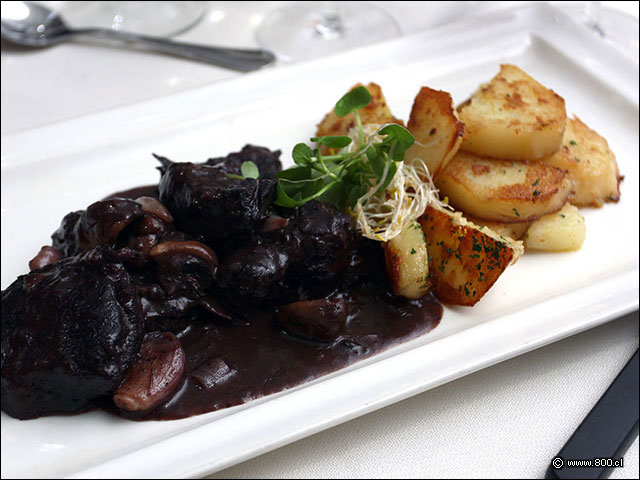 Boeuf Bourgignon, carne cocinada en vino tinto - Entre Ros (Rengo)