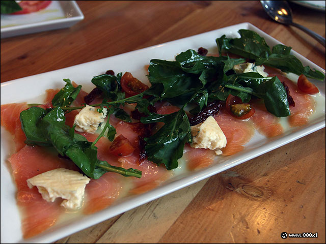 Carpaccio Imperiale con salmn ahumado, queso azul, tomate seco y rcula - Trattoria Rita - Parque Arauco